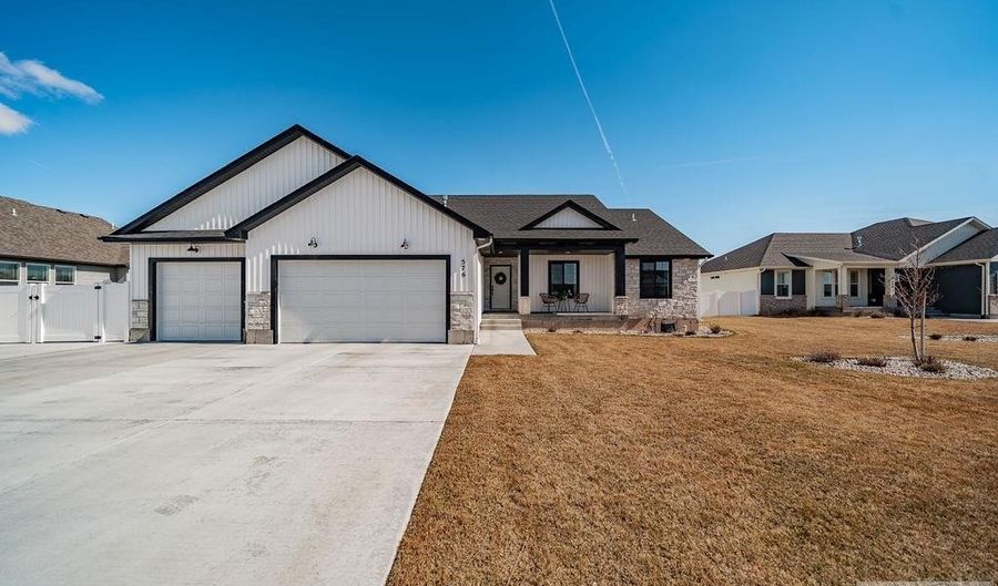 576 Hollow Dr, Ammon, ID 83401 - 5 Beds, 3 Bath