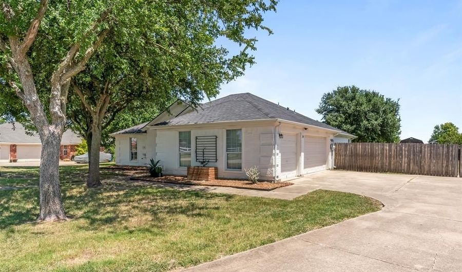 113 Meadow Park Dr, Aledo, TX 76008 - 3 Beds, 2 Bath