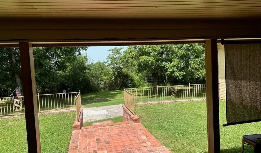 955 Jefferson St E, Sulphur Springs, TX 75482 - 3 Beds, 3 Bath
