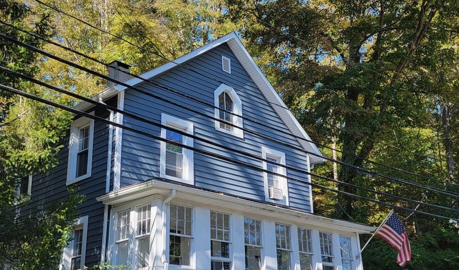 6 W Main St, Chester, CT 06412 - 4 Beds, 2 Bath