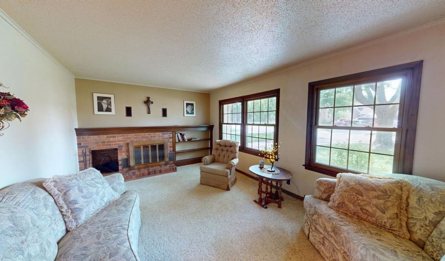 904 Clausen Ave, Albert Lea, MN 56007 - 4 Beds, 2 Bath