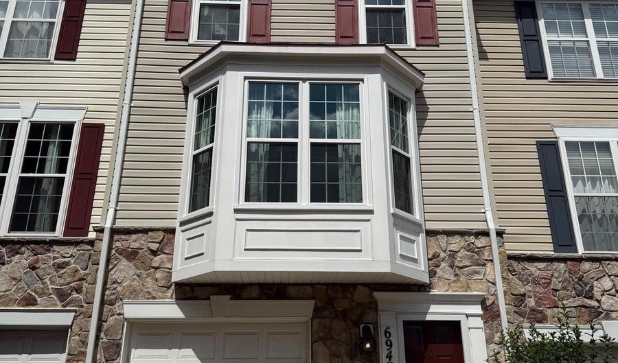 6943 LERWICK Ct, Alexandria, VA 22315 - 3 Beds, 4 Bath