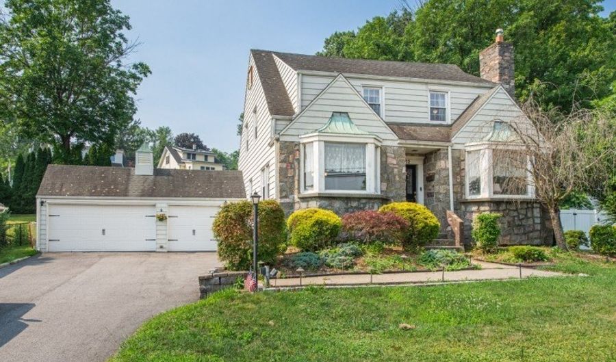 112 Main St, Bayonne, NJ 07035 - 3 Beds, 2 Bath