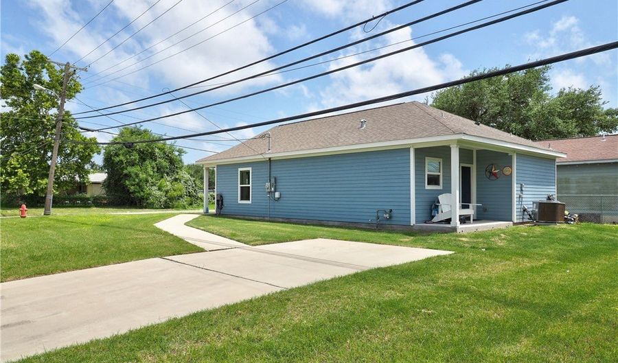 1102 S Mccampbell St, Aransas Pass, TX 78336 - 2 Beds, 2 Bath