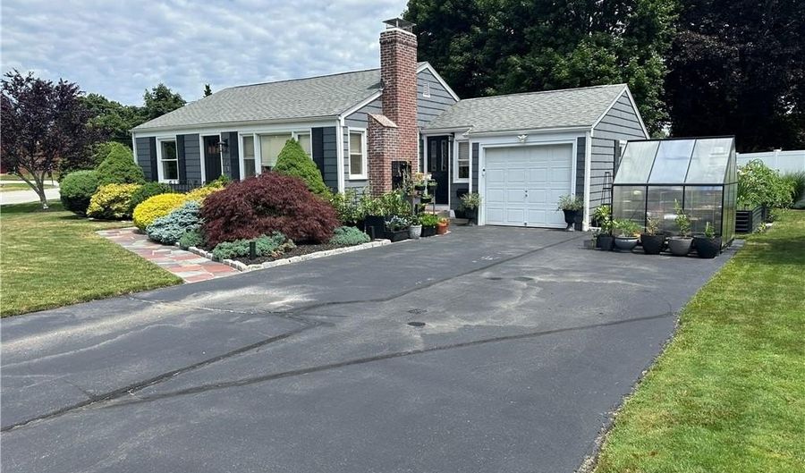 76 Poplar Dr, Cranston, RI 02920 - 2 Beds, 2 Bath