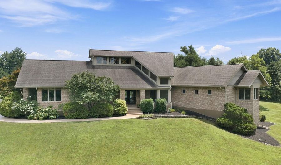 654 Eight Mile Rd, Anderson Twp., OH 45255 - 3 Beds, 5 Bath