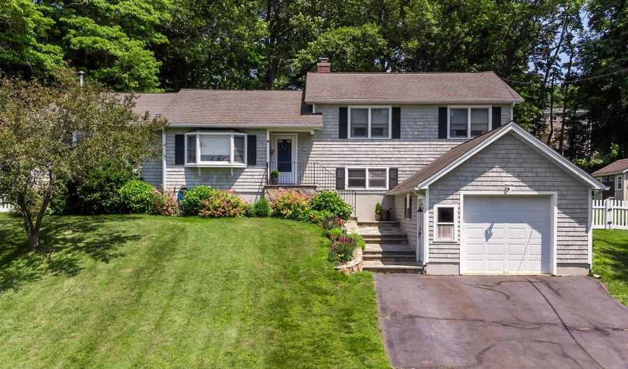 31 Wildwood Dr, Branford, CT 06405 - 3 Beds, 3 Bath