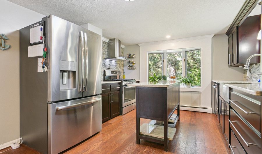 7 Rocky Ledge Dr, Clinton, CT 06413 - 4 Beds, 1 Bath
