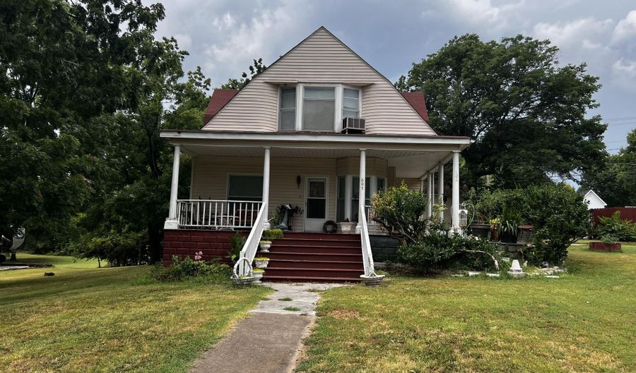 607 Military Ave, Baxter Springs, KS 66713 - 3 Beds, 2 Bath