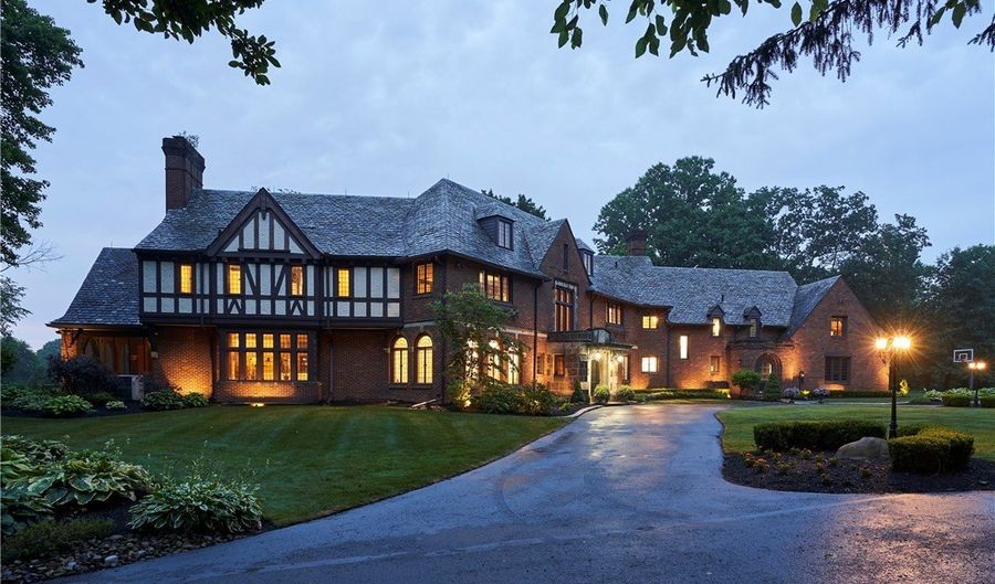 47 S Wheaton Rd, Akron, OH 44313 - 6 Beds, 7 Bath
