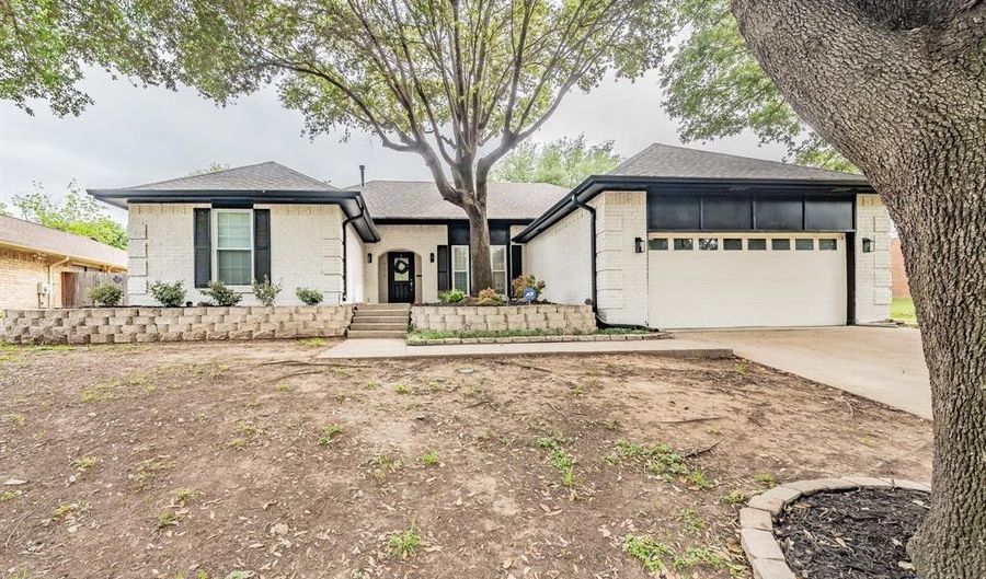 706 Hinsdale Dr, Arlington, TX 76006 - 4 Beds, 3 Bath