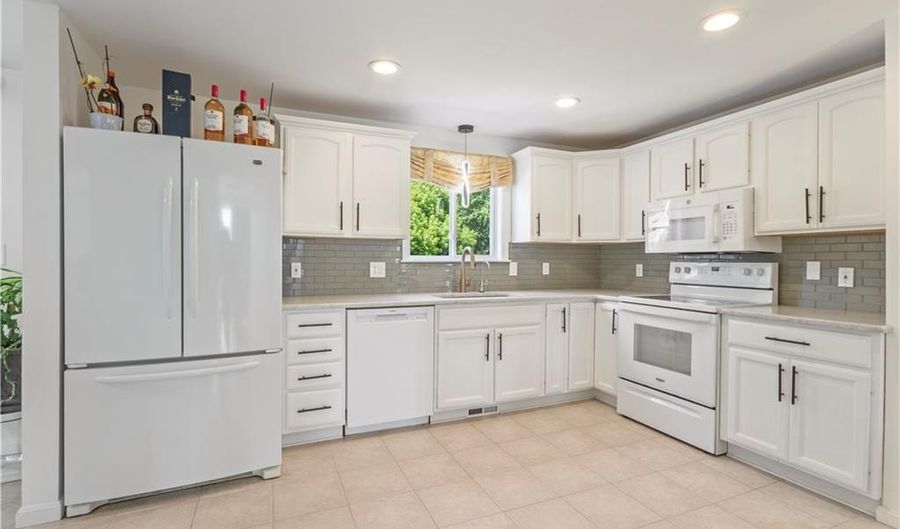 6 Fleuette Dr, Bellingham, MA 02019 - 3 Beds, 3 Bath