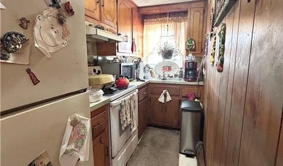 214 Franklin St, Bristol, RI 02809 - 6 Beds, 2 Bath