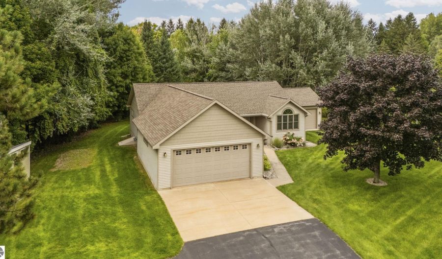 9550 Lakeside Dr, Alden, MI 49612 - 3 Beds, 3 Bath