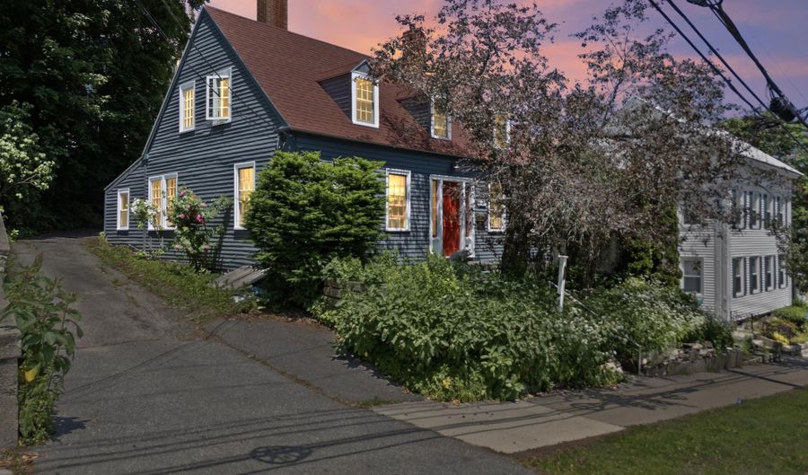 141 Centre St, Bath, ME 04530 - 5 Beds, 3 Bath