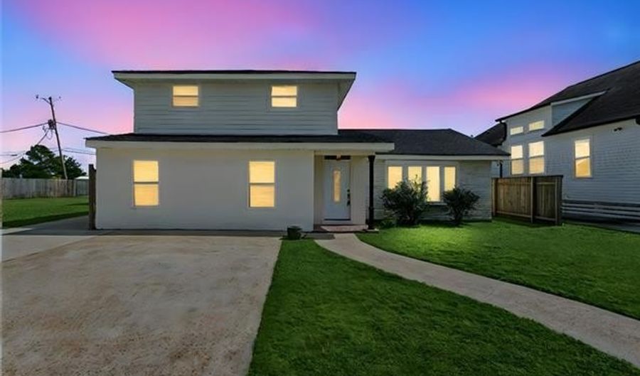 1107 PERRIN Dr, Arabi, LA 70032 - 4 Beds, 4 Bath