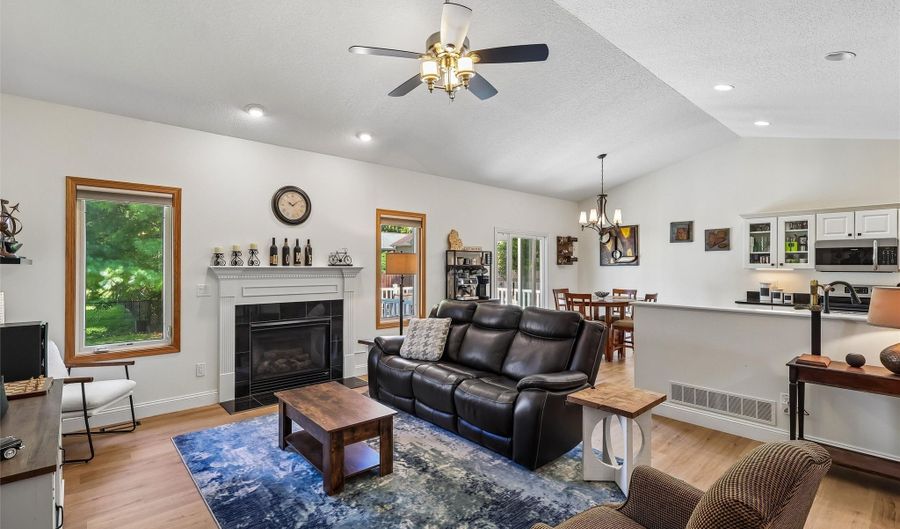 910 NE 45th St, Ankeny, IA 50021 - 3 Beds, 2 Bath