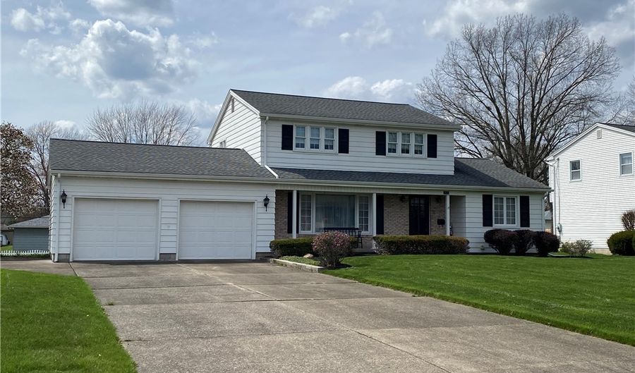 2572 Frostwood Dr, Youngstown, OH 44515 - 3 Beds, 3 Bath