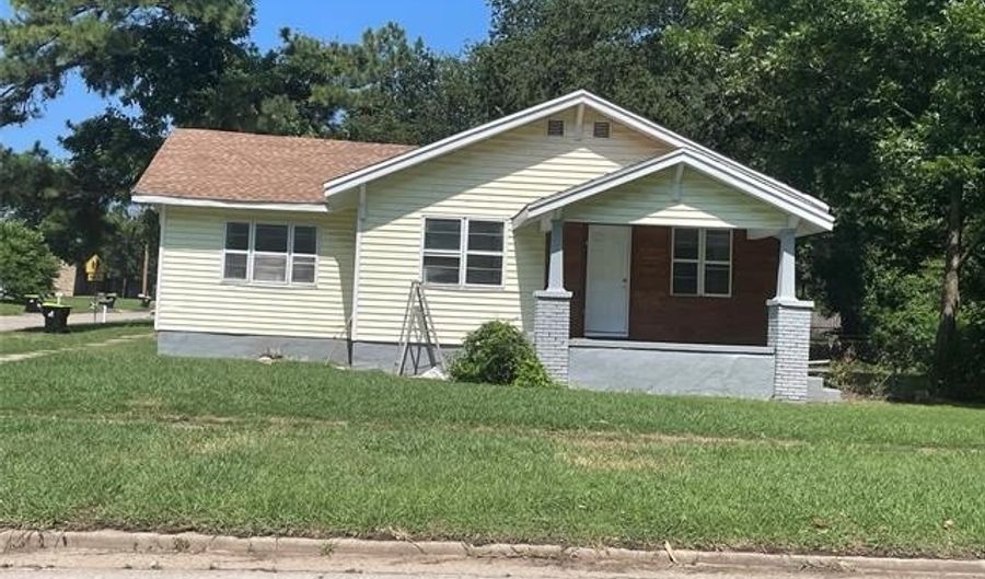 500 W 16 St, Ada, OK 74820 - 3 Beds, 2 Bath