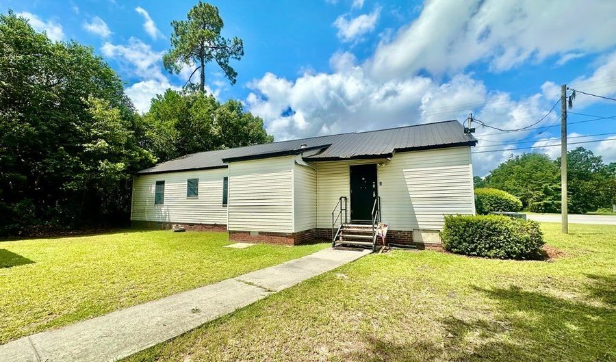 1102 N Hutchinson, Adel, GA 31620 - 0 Beds, 0 Bath