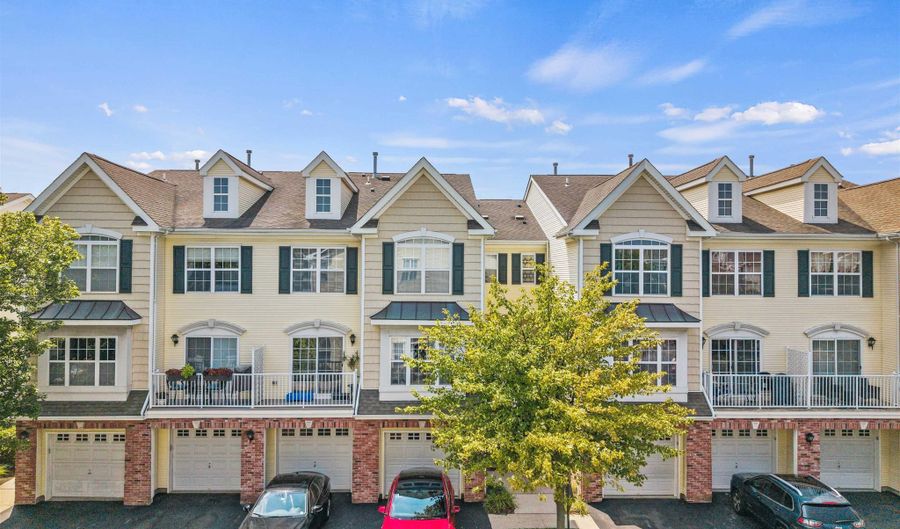 32 MARINA Dr, Bayonne, NJ 07002 - 2 Beds, 3 Bath