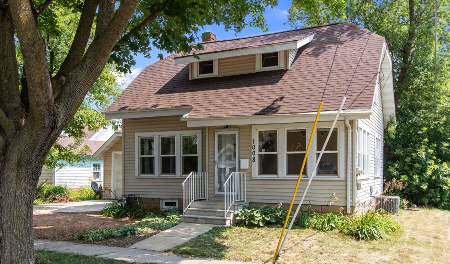 1008 N BENNETT St, Appleton, WI 54914 - 2 Beds, 2 Bath