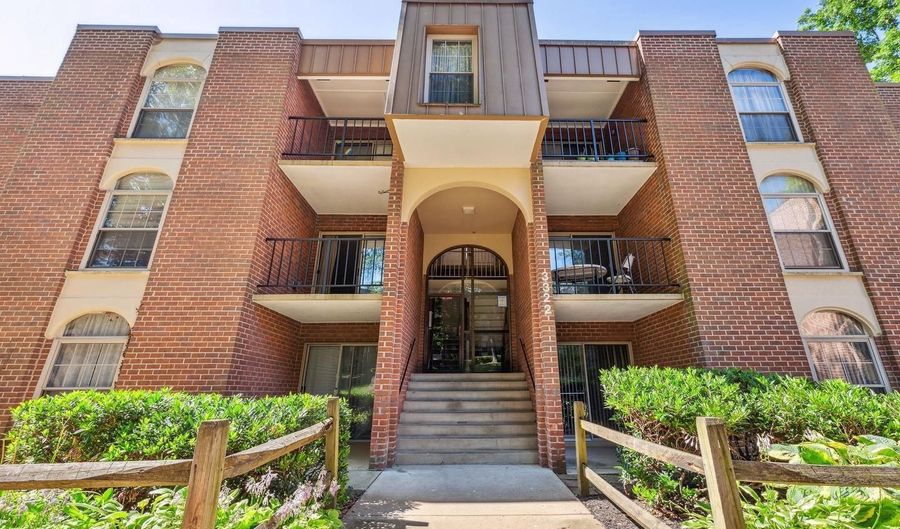 3322 WOODBURN VILLAGE Dr 13, Annandale, VA 22003 - 3 Beds, 2 Bath