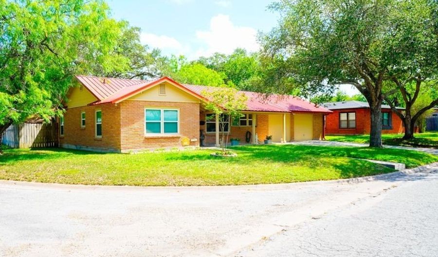 1508 Roosevelt Dr, Alice, TX 78332 - 3 Beds, 2 Bath