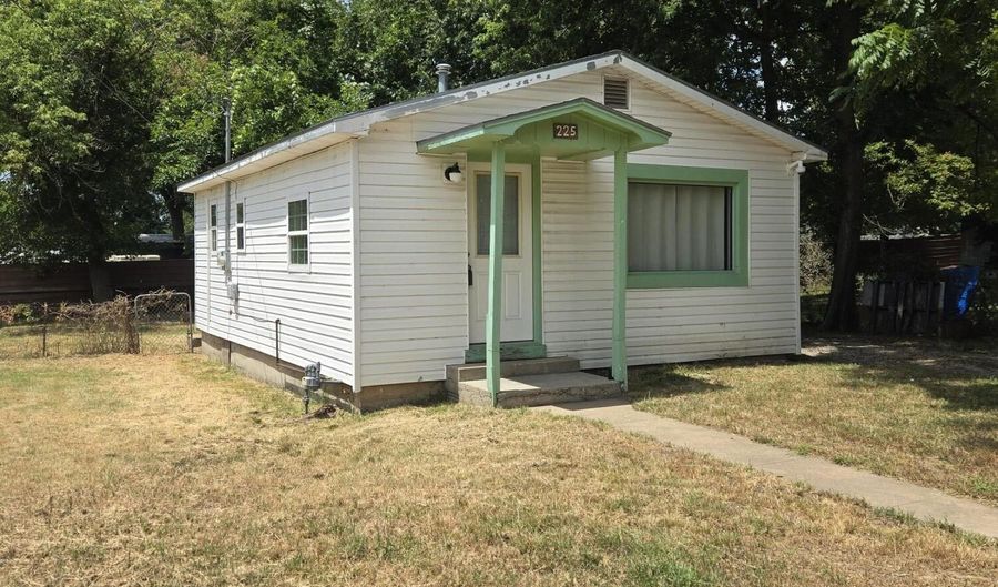 225 Morgan Ave, Aurora, MO 65605 - 1 Beds, 1 Bath