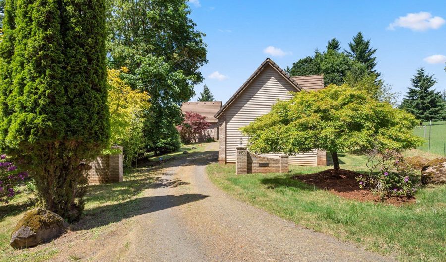 8801 SE WALNUT Dr, Amity, OR 97101 - 3 Beds, 4 Bath