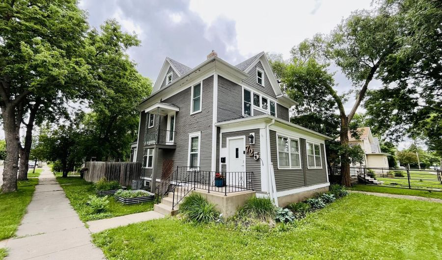 725 S Lincoln St, Aberdeen, SD 57401 - 3 Beds, 2 Bath