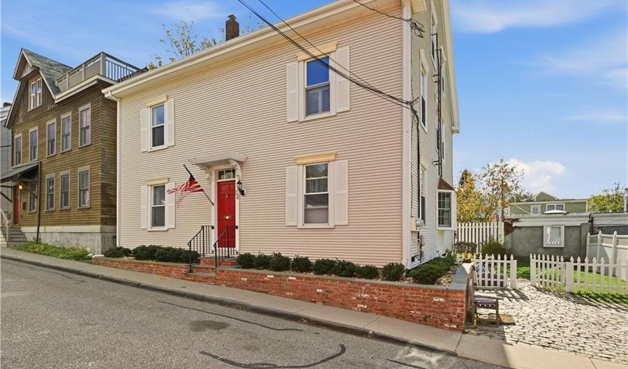 13 Holland St 1, Newport, RI 02840 - 3 Beds, 2 Bath