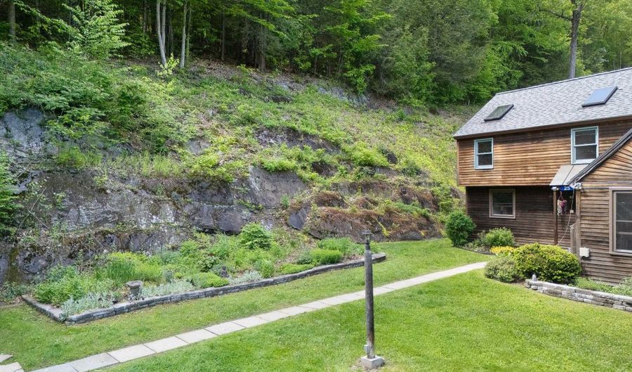 25-27 Gingko Ln, Brattleboro, VT 05301 - 6 Beds, 4 Bath