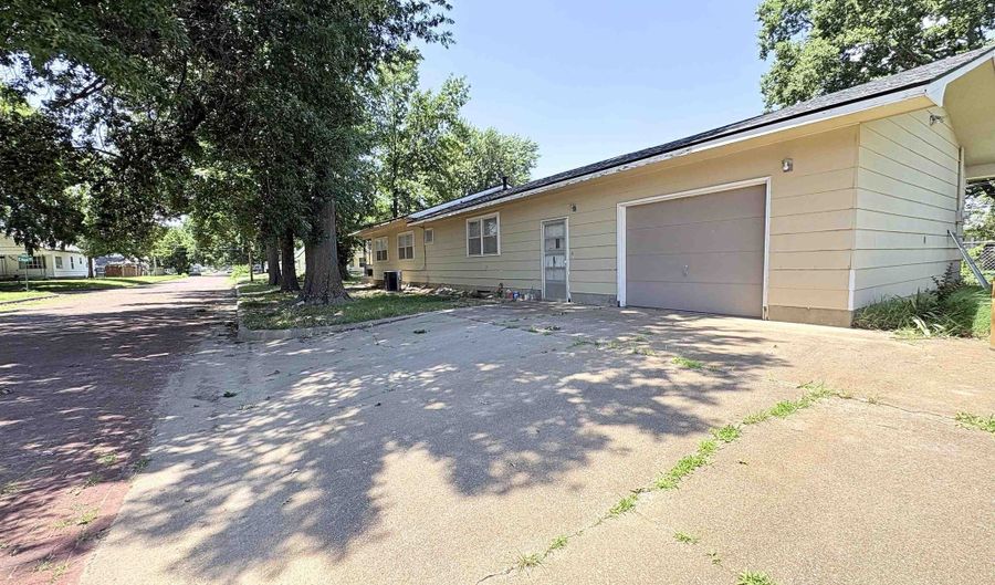 1326 S C St, Arkansas City, KS 67005 - 3 Beds, 2 Bath