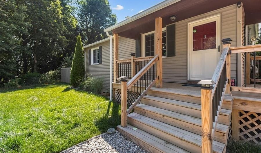 9 Kitchener Rd, Johnston, RI 02919 - 2 Beds, 1 Bath