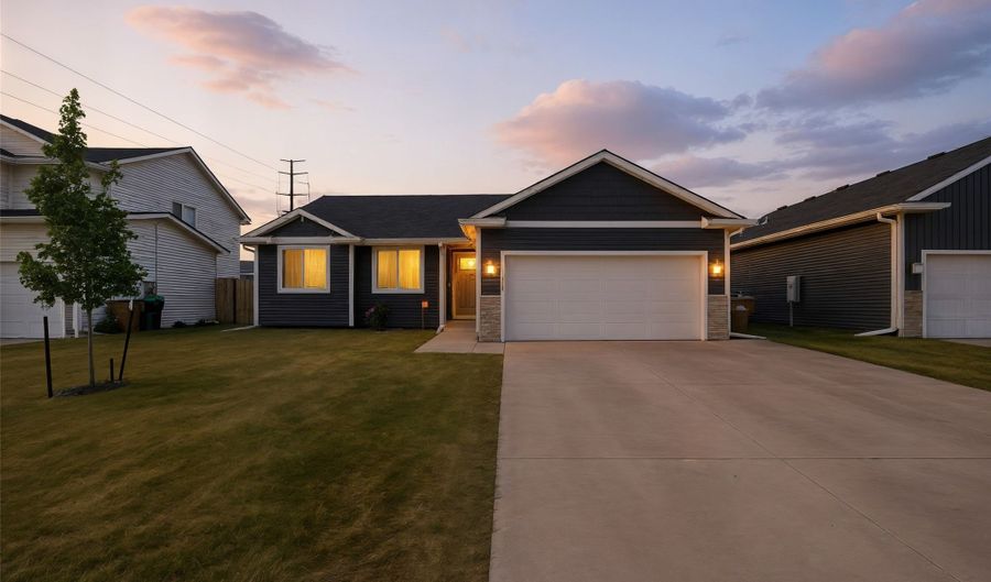 2817 21st St SW, Altoona, IA 50009 - 3 Beds, 2 Bath