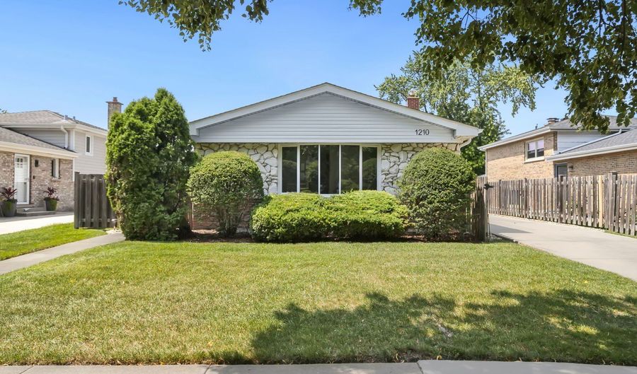 1210 S Douglas Ave, Arlington Heights, IL 60005 - 3 Beds, 2 Bath