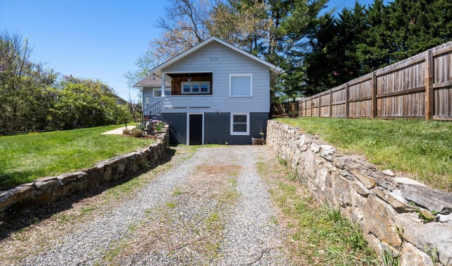 222 Governors View Rd, Asheville, NC 28805 - 2 Beds, 1 Bath