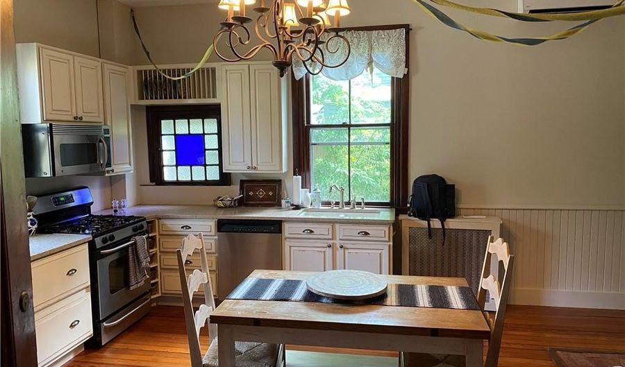 12 Clarke St, Newport, RI 02840 - 3 Beds, 2 Bath