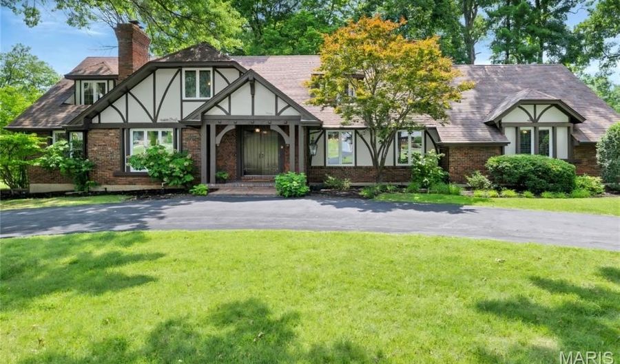56 Meadowbrook Country Club Est, Ballwin, MO 63011 - 4 Beds, 6 Bath