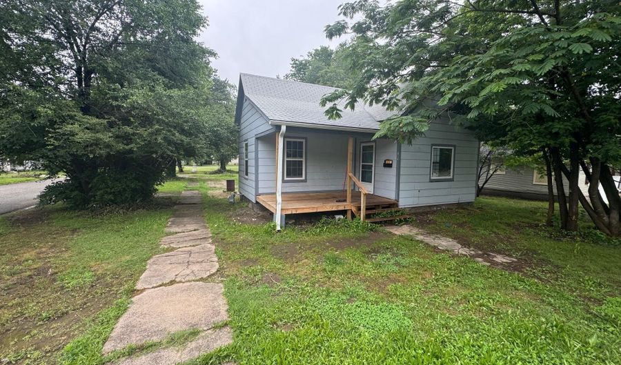 404 E 18th St, Baxter Springs, KS 66713 - 2 Beds, 1 Bath