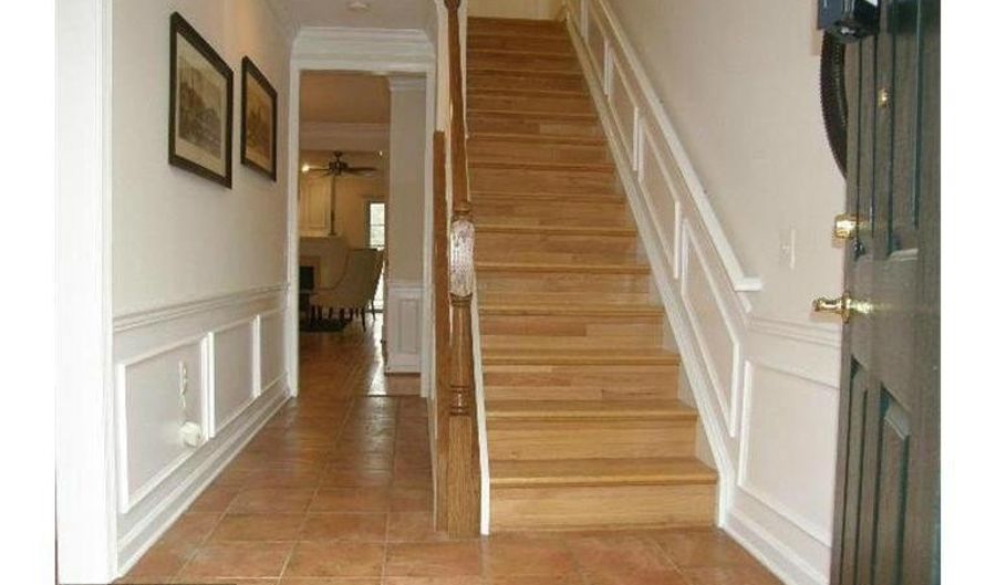 1416 ROUNDHOUSE Ln, Alexandria, VA 22314 - 2 Beds, 3 Bath