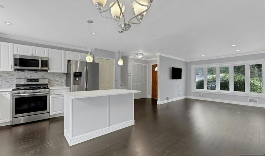 556 Sandra Pl, Teaneck, NJ 07666 - 3 Beds, 2 Bath