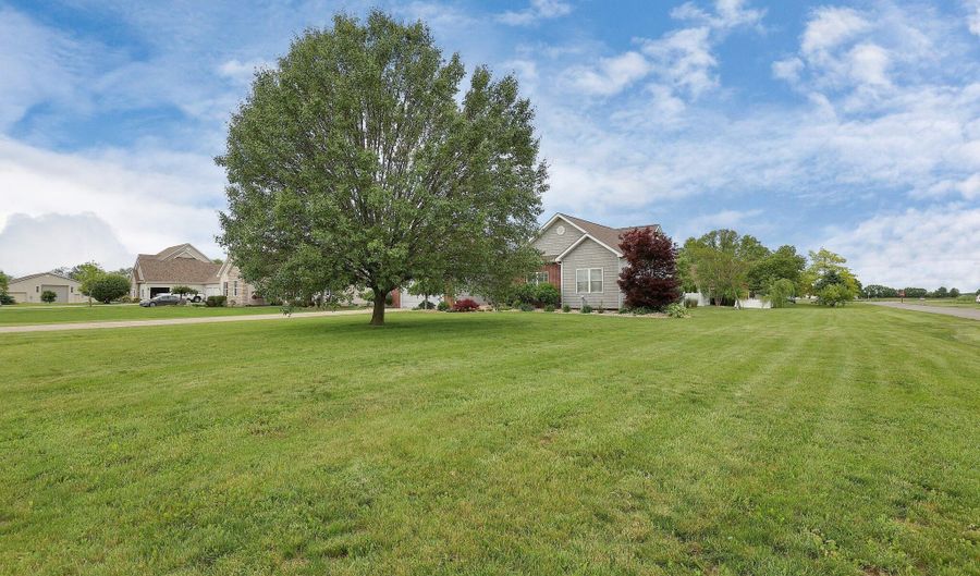 3040 Clifford Ave, Ashville, OH 43103 - 2 Beds, 3 Bath