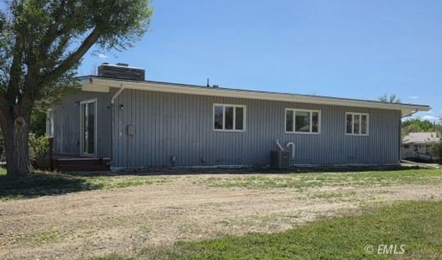 322 Morris St W, Broadus, MT 59317 - 4 Beds, 3 Bath