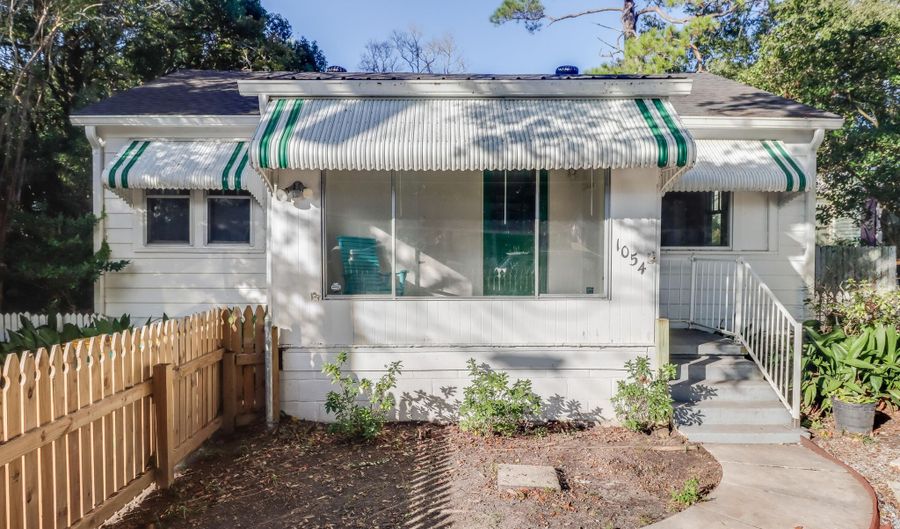 1054 Columbus St, Biloxi, MS 39530 - 3 Beds, 2 Bath