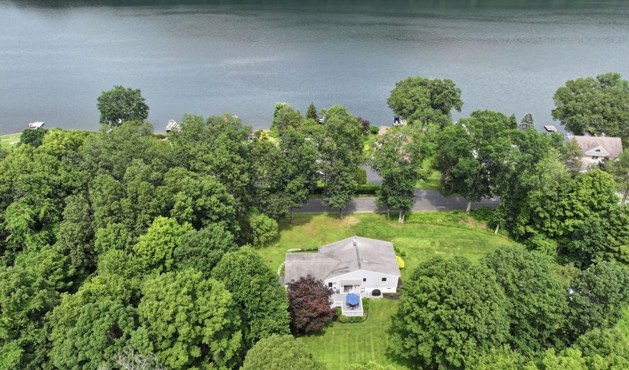 21 Lillinonah Dr, Brookfield, CT 06804 - 5 Beds, 3 Bath