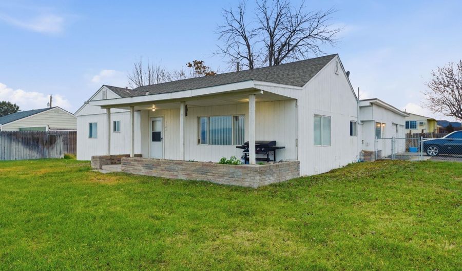 1107 11th St, Benton City, WA 99320 - 3 Beds, 2 Bath