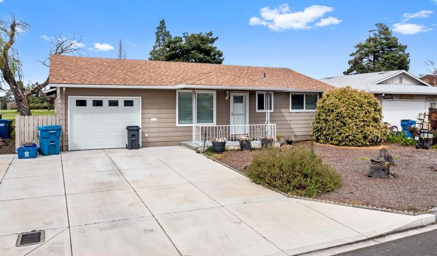 2189 Country Club Ter, Woodburn, OR 97071 - 2 Beds, 2 Bath