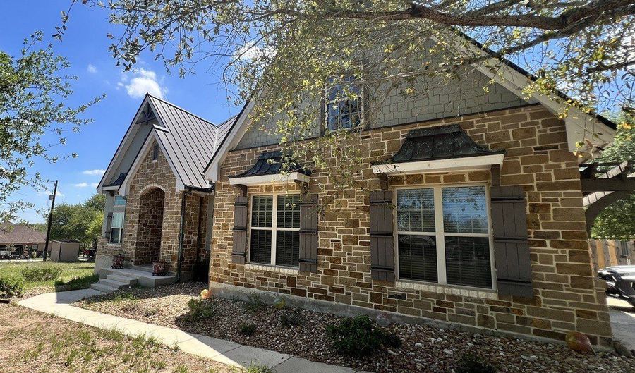 166 Big Oak Dr, Adkins, TX 78101 - 4 Beds, 3 Bath